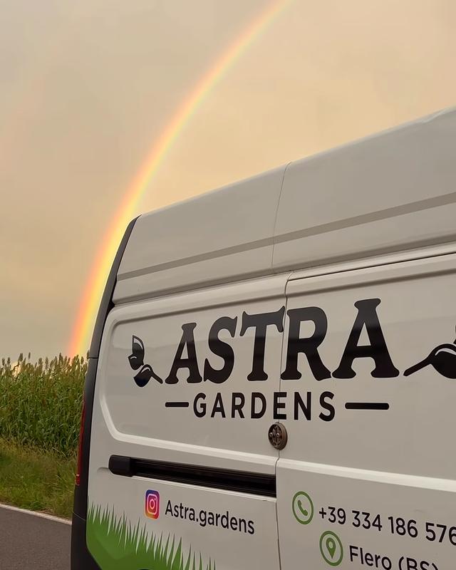 Furgone Astra Gardens con l'arcobaleno sullo sfondo