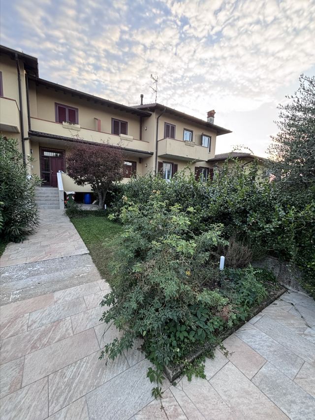 Oggi: l'aiuola d'ingresso prima del progetto