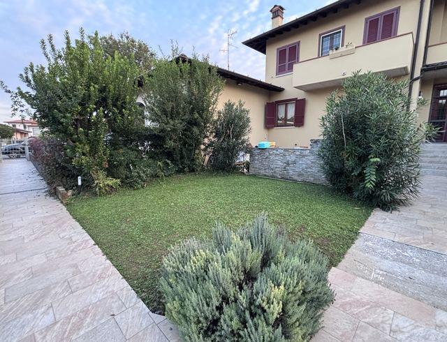 Oggi: il prato davanti a casa prima del progetto