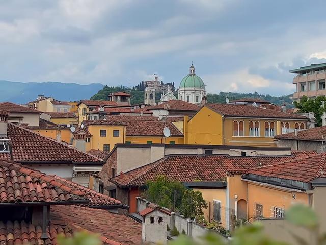 Tetti del centro storico di Brescia con la cupola del Duomo